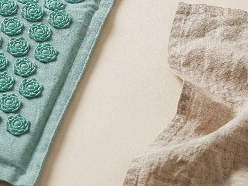 Le bord en lin du tapis Kalma &agrave; c&ocirc;t&eacute; d&rsquo;un tissu de lin