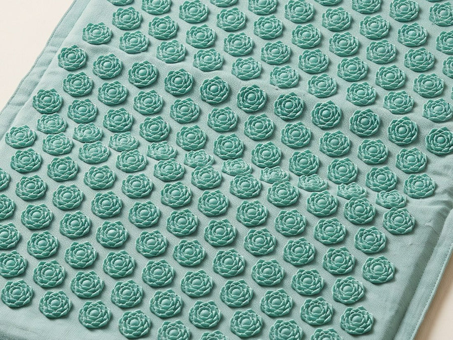 Gros plan sur les picots en fleur de lotus du tapis Kalma