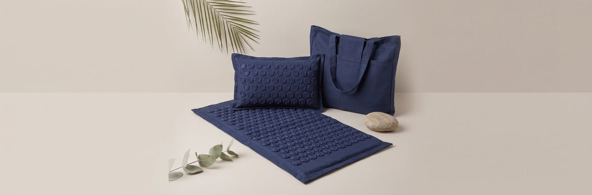 Le set Kalma bleu nuit &mdash; tapis, oreiller cervical et sac de transport